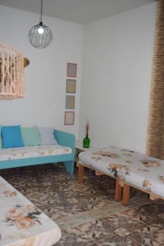 un salon avec deux canapés et une table dans l'établissement Casa do campo, à Ibitipoca