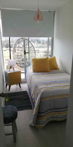 a bedroom with a bed and a large window at Espectacular Departamento Algarrobo Norte in Algarrobo