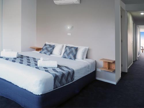 een slaapkamer met een groot bed en een tafel bij Shells Apartments in Sorrento