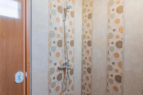 y baño con ducha y cortina de ducha. en RedDoorz Plus near Taman Budaya Samarinda en Samarinda