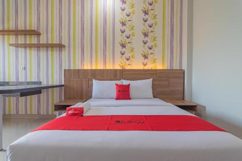 Tempat tidur dalam kamar di RedDoorz Plus near Taman Budaya Samarinda