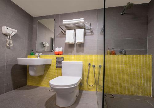 e bagno con servizi igienici, lavandino e doccia. di Travelodge Georgetown, Penang a George Town