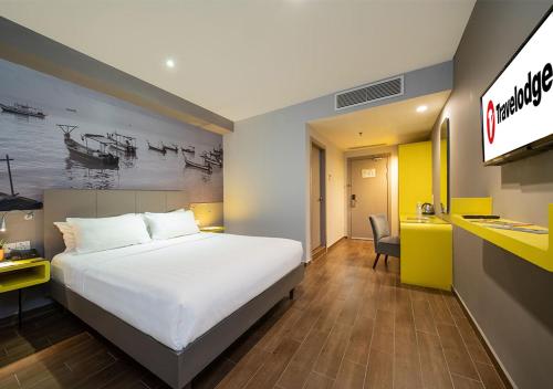Un pat sau paturi într-o cameră la Travelodge Georgetown, Penang