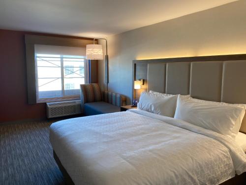 Cama o camas de una habitación en Holiday Inn Express & Suites Chatsworth by IHG