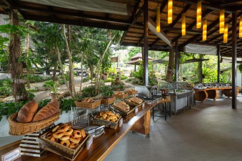 um buffet com pão e outros alimentos sobre uma mesa em Secret Cliff Resort & Restaurant - SHA Plus em Praia de Karon