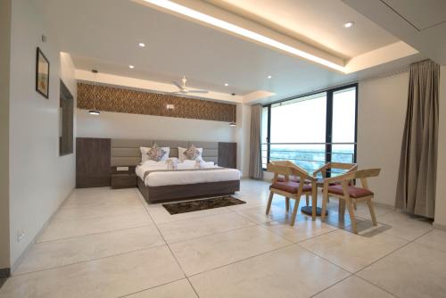 En eller flere senge i et værelse på HOTEL SILVERA GRAND