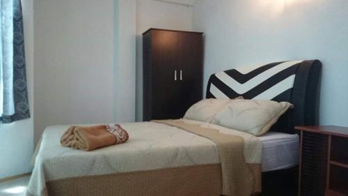 1 dormitorio pequeño con 1 cama y 1 silla en Seribu 1 Homestay Single Room en Kundasang