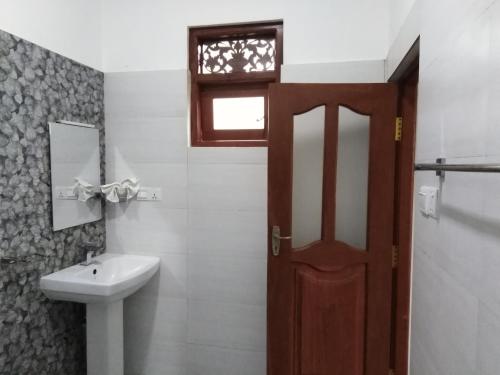 A bathroom at Senu Beach villa