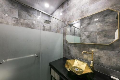 Merrymud Hotel في بوريونغ: حمام مع حوض ومرآة