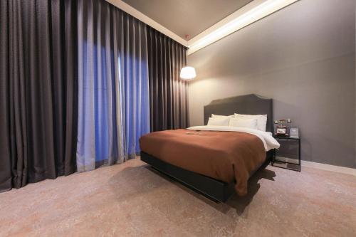Postel nebo postele na pokoji v ubytování Merrymud Hotel