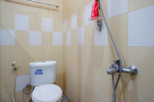 A bathroom at RedDoorz near Kendari Beach 2