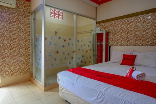 A bed or beds in a room at RedDoorz near Kendari Beach 2