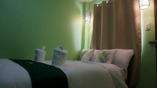 Ένα ή περισσότερα κρεβάτια σε δωμάτιο στο MWR Pension House by Cocotel
