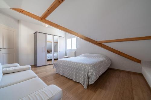 Llit o llits en una habitació de Maison avec piscine 8 couchages entre Annecy et Aix les bains