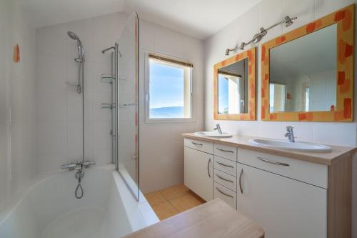 Ένα μπάνιο στο Maison avec piscine 8 couchages entre Annecy et Aix les bains