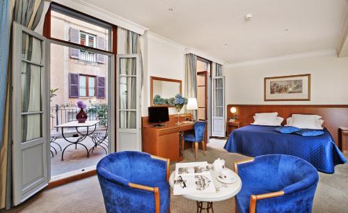 Una habitación de hotel con una cama, una mesa y sillas. en Hotel Ponte Sisto, en Roma