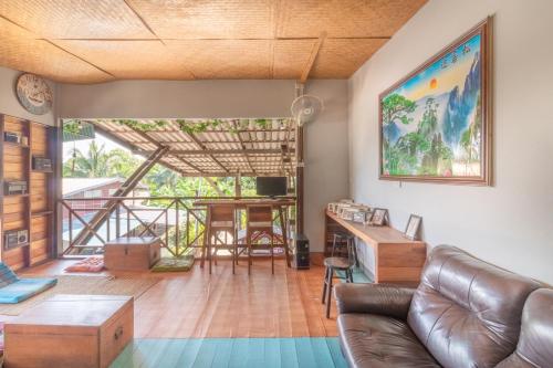una sala de estar con un sofá y una mesa en Sor Vorapin Muay Thai Home, en Bangkok