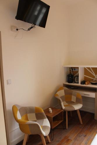 a living room with two chairs and a table at Ginkgo Maison d'hôtes in Amiens