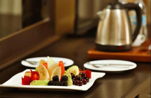two plates of fruit on top of a counter at لؤلؤة الشرق للشقق المخدومة Luluat Al sharq For Serviced Apartment in Hafr Al Baten