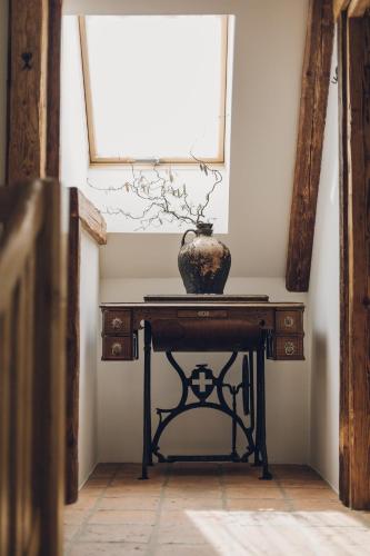 a table with a vase on it in a room at Ferienhaus am Keltenkogel in Großklein