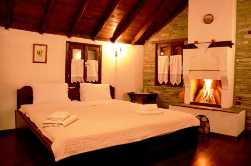 เตียงในห้องที่ Traditional Guesthouse Lanari