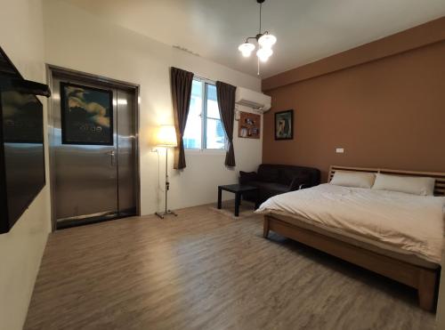 Postel nebo postele na pokoji v ubytování Iron St. House