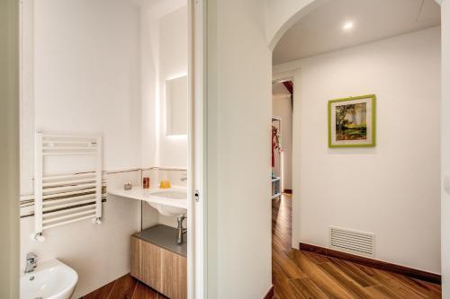 Un baño con lavabo e inodoro en CHEZ MARIE' - modern apartment in countryside, en Sorrento