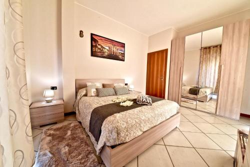 A bed or beds in a room at Modern apartment halfway between Milan and Como