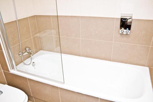 Kúpeľňa v ubytovaní Urban Manesa city center apartment with private patio