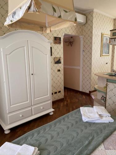 a bedroom with a white cabinet in a room at I Citri in Taranto