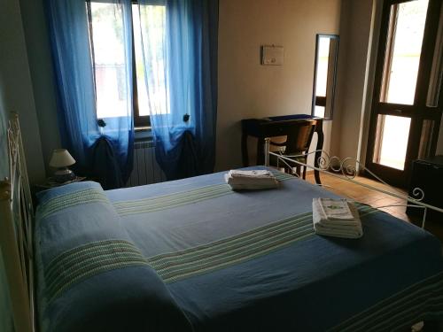 ein Schlafzimmer mit einem Bett mit zwei Handtüchern darauf in der Unterkunft B&B SABRINA in Maratea