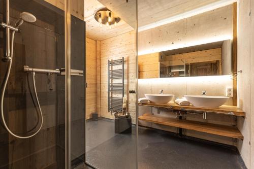 Phòng tắm tại Naturlodge Tirol - Naturverbunden im Zillertal