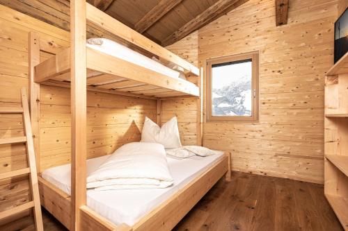 Giường trong phòng chung tại Naturlodge Tirol - Naturverbunden im Zillertal
