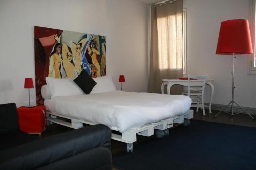 ein Schlafzimmer mit einem Bett und einem Gemälde an der Wand in der Unterkunft 19 Borgo Cavour in Treviso