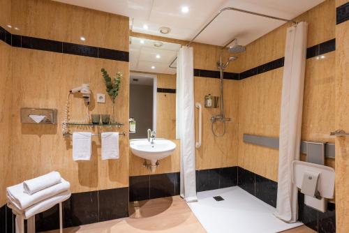 uma casa de banho com um lavatório e um chuveiro em Hotel San Sebastián Orly, Affiliated by Meliá em San Sebastián