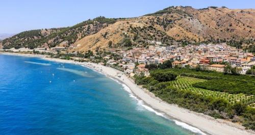 een luchtzicht op een resort op een strand bij Casa Nancy in Palizzi Marina