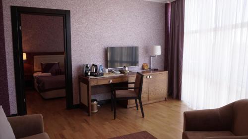 TV a/nebo společenská místnost v ubytování Agsaray Deluxe Hotel & SPA