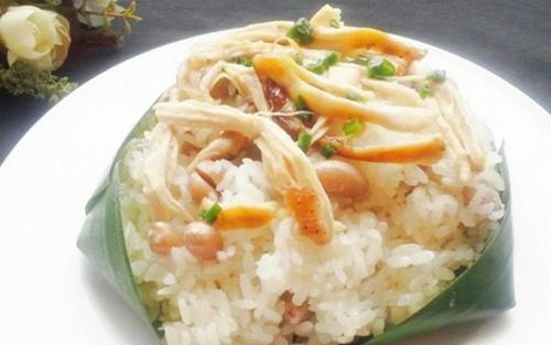 ein Teller Reis mit Hühnchen und Gemüse in der Unterkunft Hue Crown Boutique best hotel in Hue