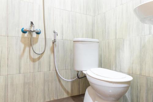 uma casa de banho com um WC e um chuveiro em Reddoorz @ Medan Johor em Medan