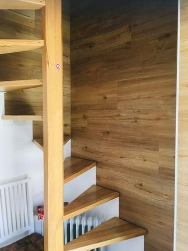 a staircase in a house with wooden walls at Ferienwohnungen in Kahnsdorf - Hainer See - südlich von Leipzig - in ruhiger Lage in Neukieritzsch