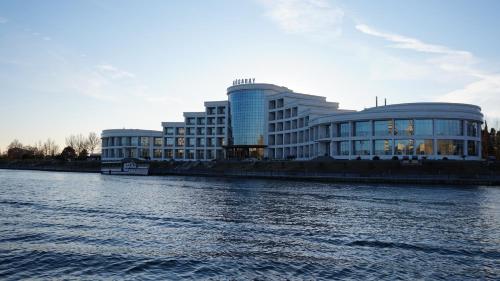 Výhled na řeku, která protéká v blízkosti hotelu