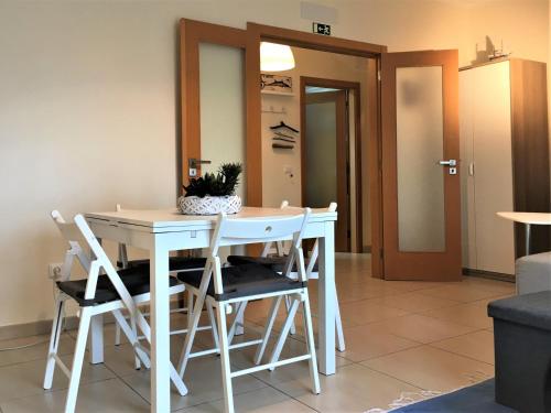 a white table and chairs in a living room at Casas do Mar - Baleal 2 - Sea House in Baleal