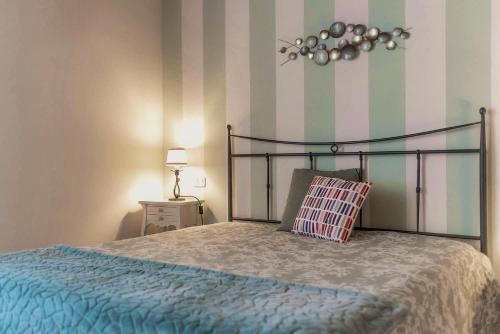 a bedroom with a bed with a striped wall at Agriturismo La Colmata in Cesa