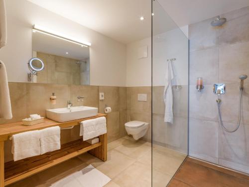 a bathroom with a sink toilet and a shower at Echt Woods Appartements in Söll