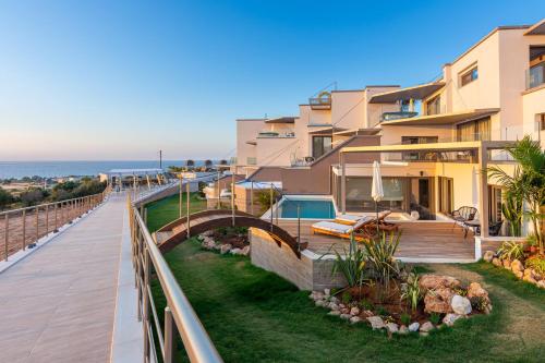 una casa con balcone affacciato sull'oceano di Onira Suite Dreams a Hersonissos