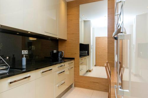 Η κουζίνα ή μικρή κουζίνα στο Waniliowy - Neptun Park by OneApartments