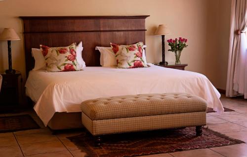 Una cama o camas en una habitación de Oak Tree Lodge