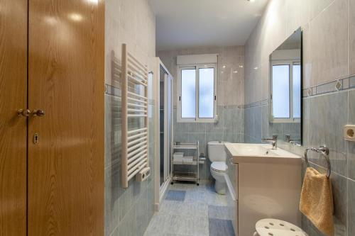 A bathroom at Apartment near the Marina, Valencia
