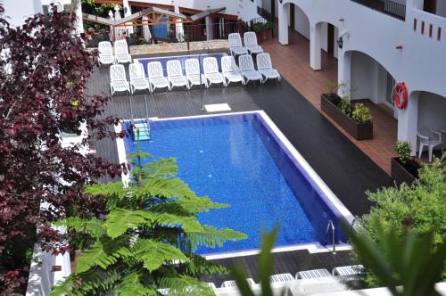 Vista de la piscina de Hotel Puerto Mar o d'una piscina que hi ha a prop