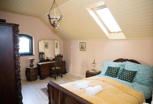 1 dormitorio con 1 cama con 2 toallas en Antalóczy Vendégház en Tokaj